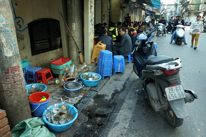 "Lạ[-]kỳ"[-]dân[-]Thủ[-]đô[-]ăn[-]uống[-]cạnh[-]cống[-]rãnh